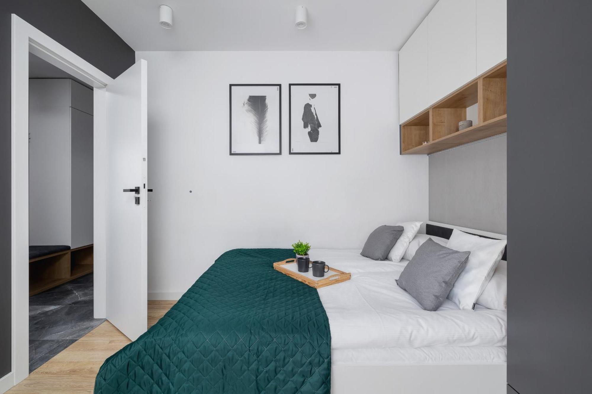 Elegant Apartment In Cracow With Balcony, Parking And Desk By Noclegi Renters Красков Екстериор снимка